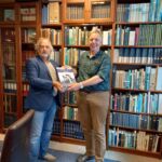 overhandiging van het boek "Roggebrood en kaviaar